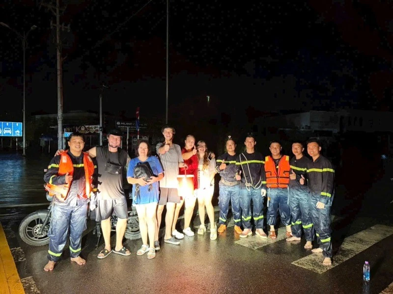 Giải cứu 3 du khách Nga bị mắc kẹt giữa vùng lũ ở Nha Trang