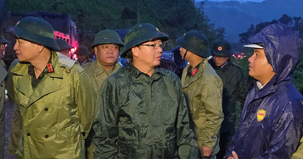 Phó Thủ tướng Hồ Quốc Dũng kiểm tra hiện trường, chỉ đạo khắc phục sạt lở đèo Khánh Lê