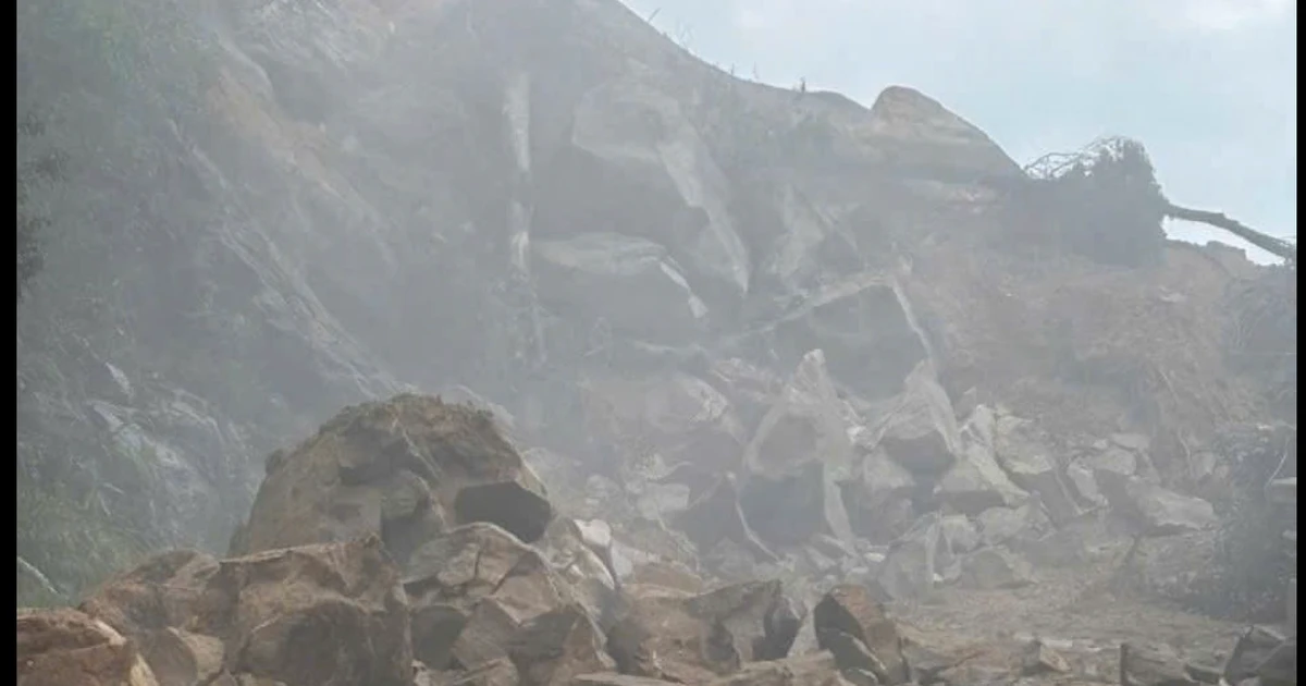 Quân đội nổ mìn phá 600m3 đất đá chắn ngang đèo Khánh Lê