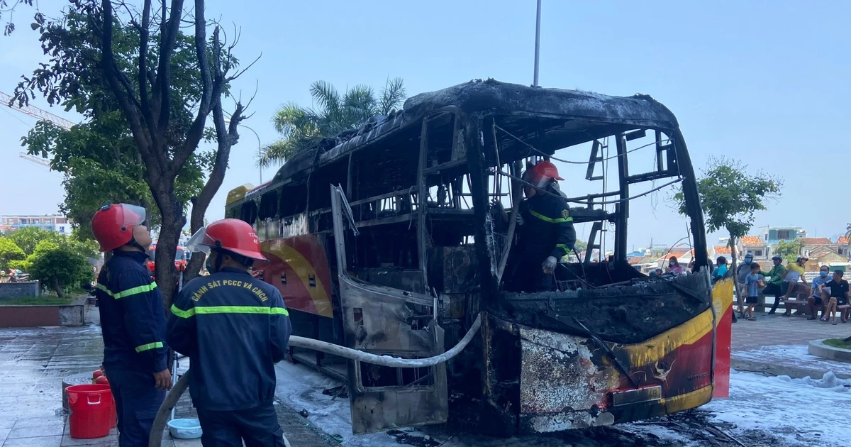 Xe khách giường nằm bốc cháy dữ dội