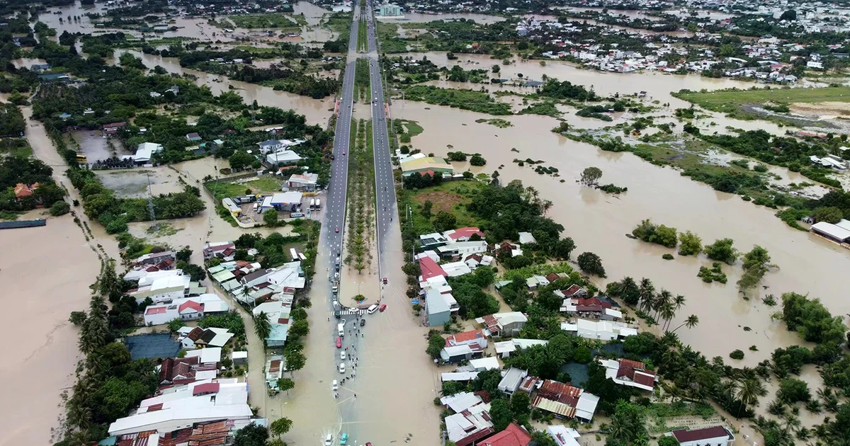 Nhiều nơi vẫn chìm trong nước, Khánh Hòa lại chuẩn bị đón đợt lũ tiếp theo