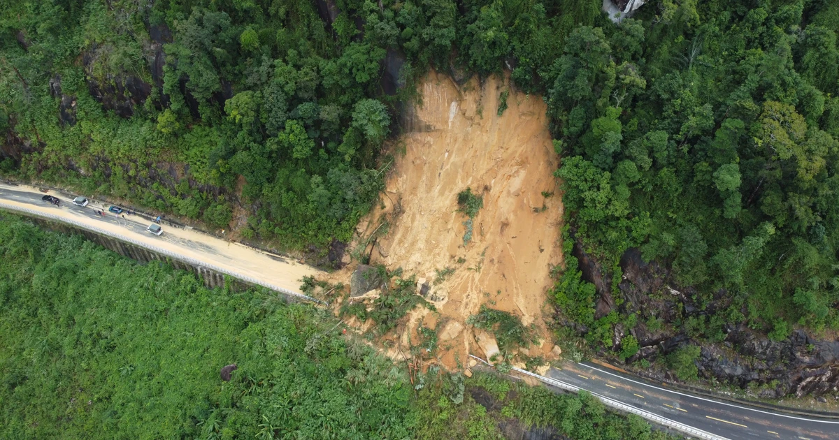 Đèo Khánh Lê bị chia cắt, chuẩn bị nổ mìn phá đá để thông đường
