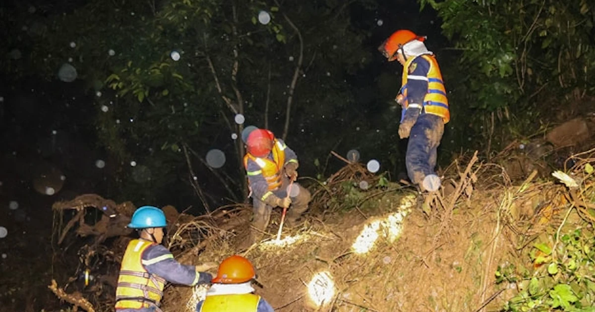 Đất đá sạt xuống lán trại ven đèo Khánh Sơn, 3 người bị vùi lấp