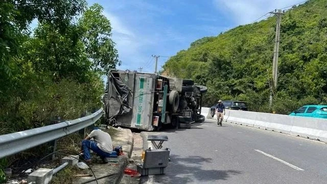 Xe tải lật dưới chân đèo Cù Hin, tuyến đường ra sân bay Cam Ranh ùn tắc kéo dài