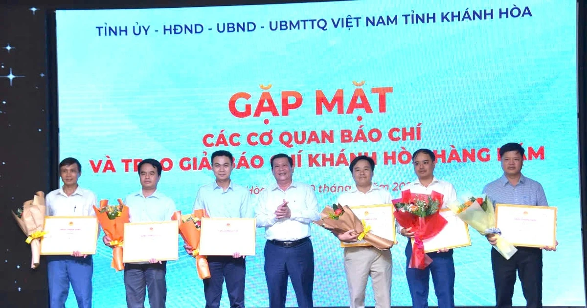 Chủ tịch Khánh Hòa: Chính quyền 'không được né tránh báo chí'