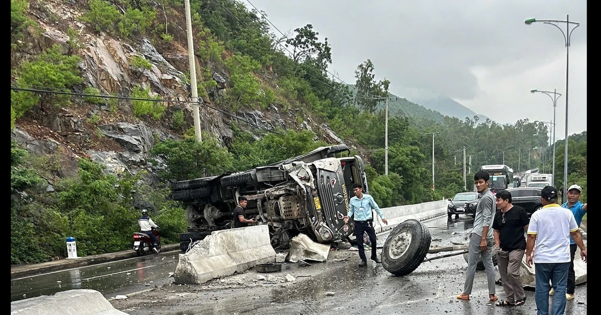 Xe tải lật chắn ngang đèo Cù Hin nối Nha Trang với sân bay Cam Ranh