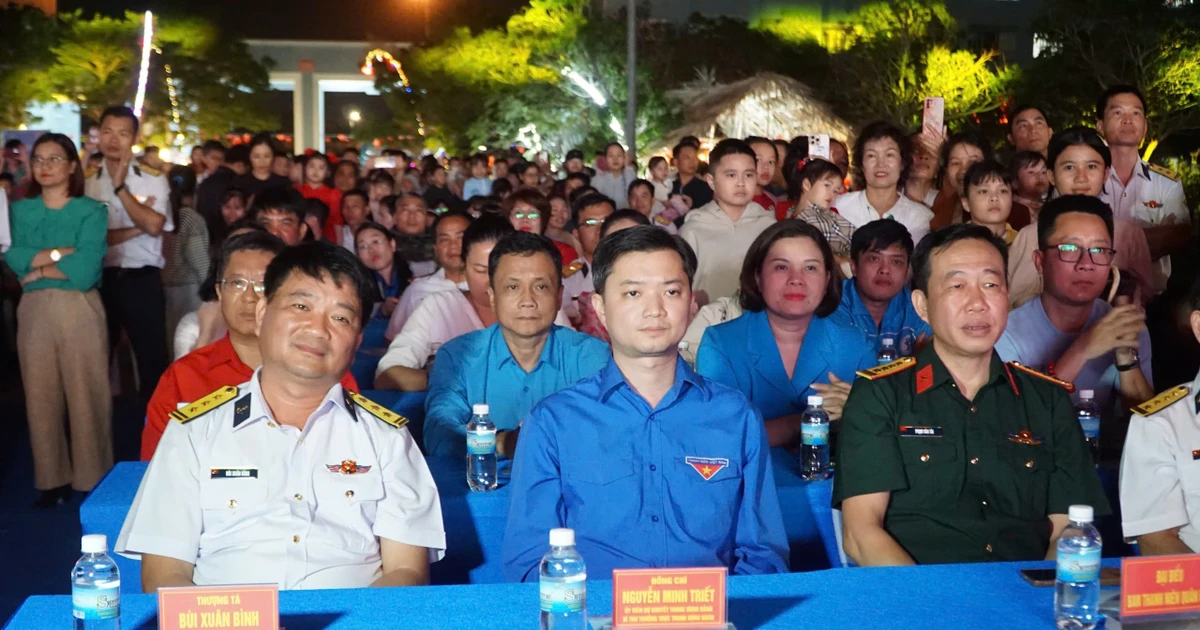 Anh Nguyễn Minh Triết dự chương trình 'Đêm hội sắc xuân' tại Vùng 4 Hải quân