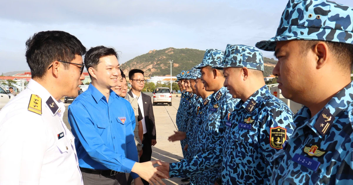 Bí thư Thường trực Trung ương Đoàn thăm, chúc Tết Vùng 4 Hải quân và Lữ đoàn Tàu ngầm 189