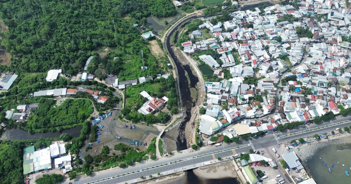 Lãnh đạo tỉnh Khánh Hòa yêu cầu xử lý dứt điểm nước đen ngòm chảy ra biển Nha Trang