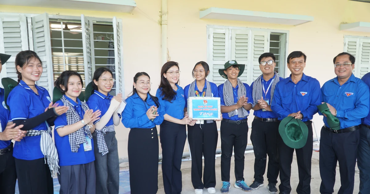 Bí thư Trung ương Đoàn động viên các đội hình tình nguyện ở Khánh Hòa