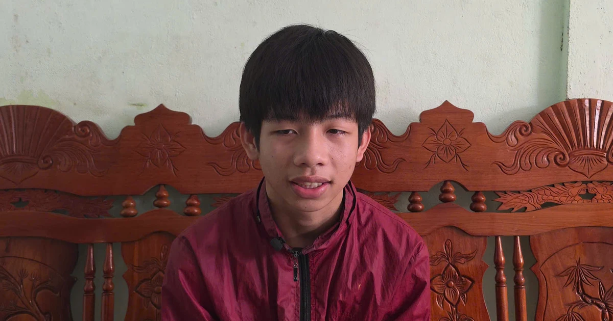 Khen thưởng nam sinh cứu phi công nhảy dù sau sự cố máy bay rơi ở Đắk Lắk