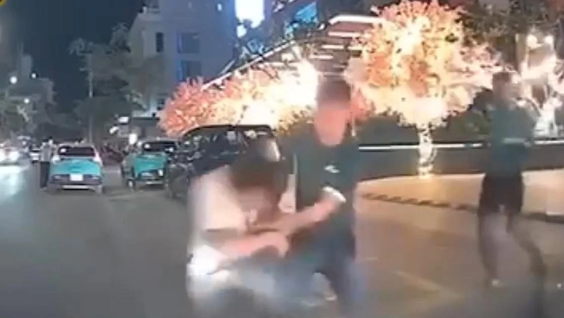 Công an thông tin vụ người đàn ông bị đánh gục trước trung tâm Gold Coast Nha Trang