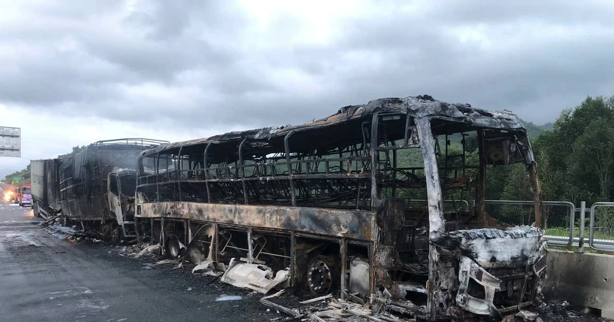 3 ô tô cháy rụi trên cao tốc Vân Phong - Nha Trang