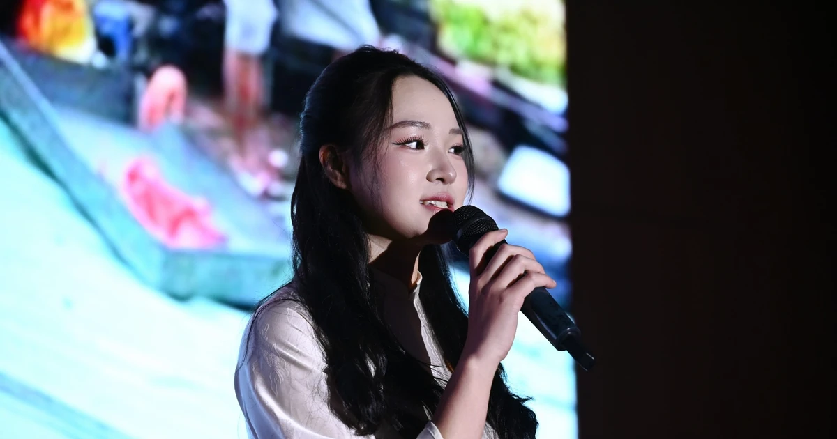 Từ lần “thuyết trình hộ” bạn, nữ sinh vượt qua 9 năm trầm cảm để tỏa sáng trên sân khấu