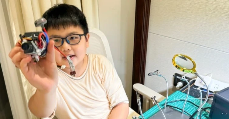 Khoe ảnh 'tự chế' động cơ phản lực ở phòng khách, cậu bé gây tò mò về xuất thân