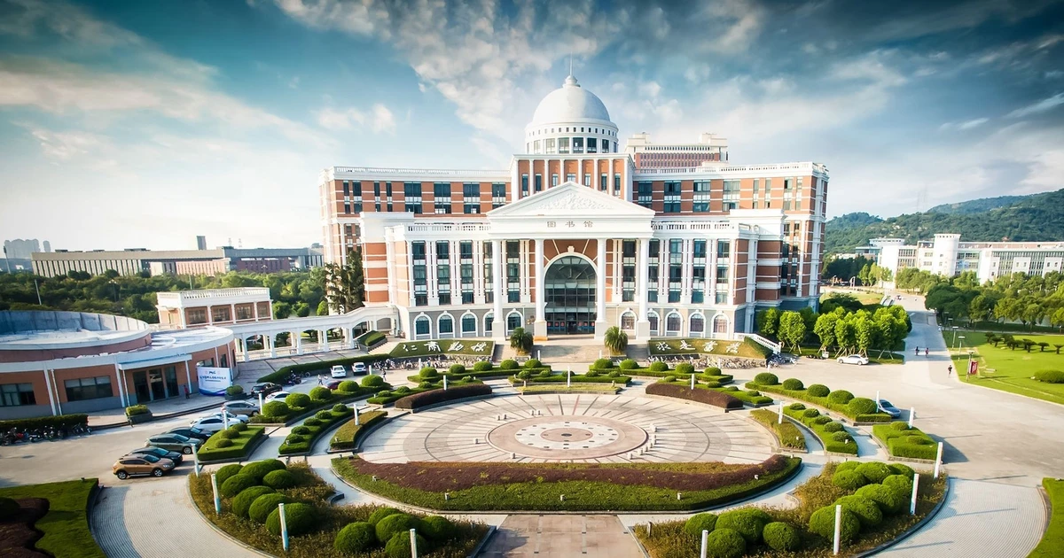 Sinh viên y khoa công bố gần 50 bài báo quốc tế trong một năm, dư luận đặt dấu hỏi