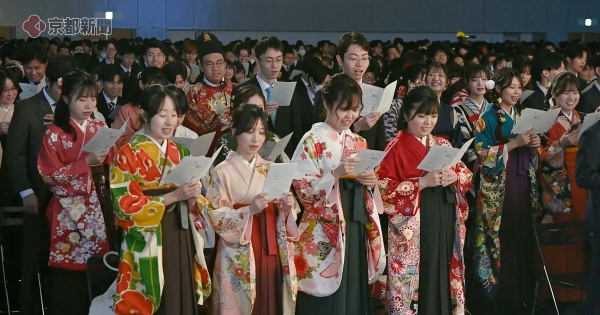 Sinh viên Đại học Kyoto (Nhật Bản) diện trang phục độc đáo trong lễ tốt nghiệp