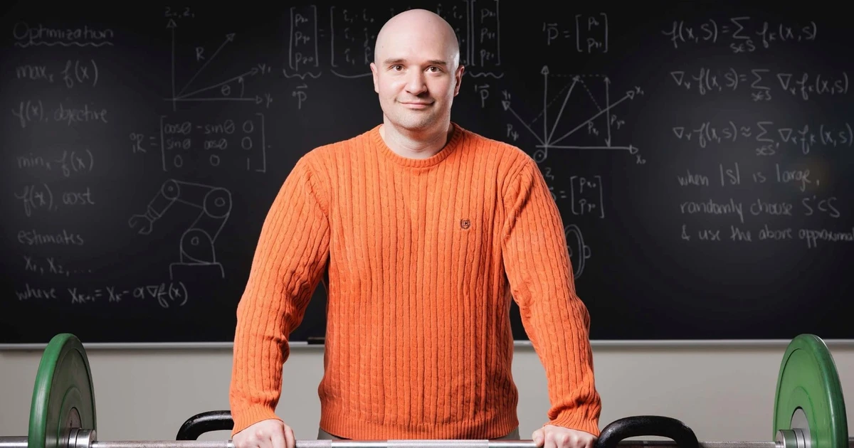 Phó giáo sư Toán học: Tay chơi tạ nặng trên bục giảng lẫn phòng gym