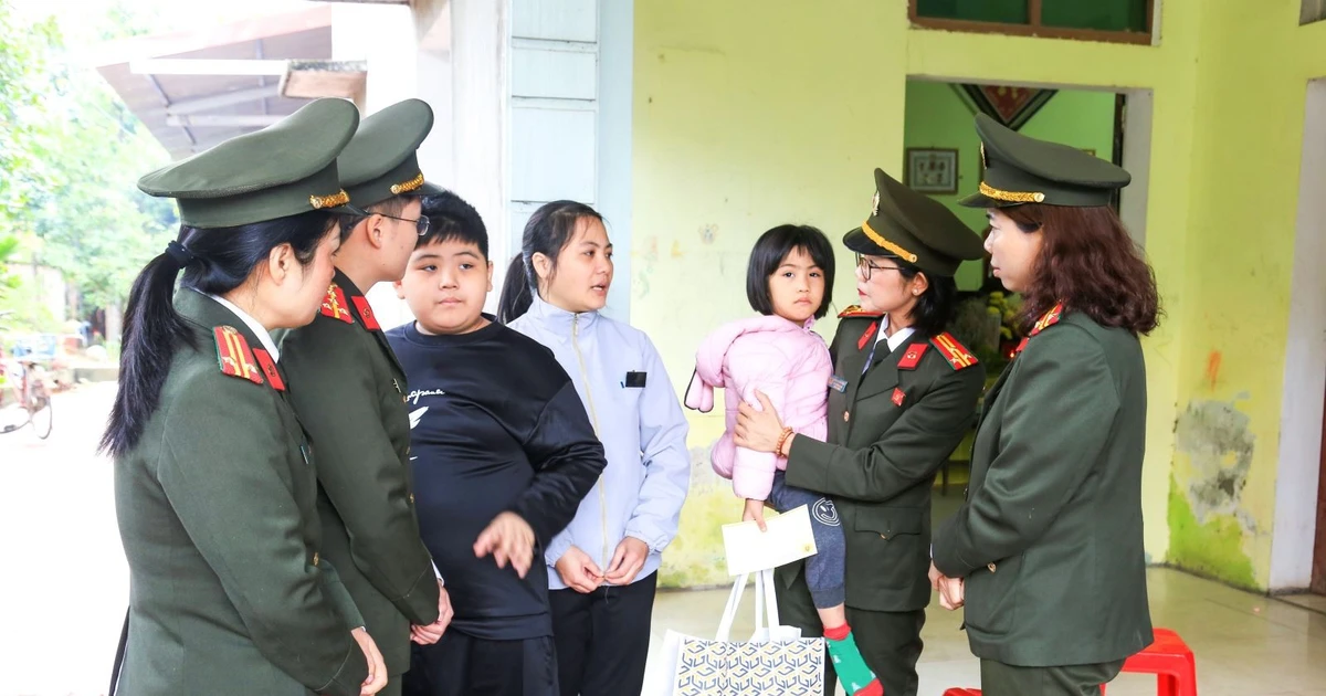 Công an tỉnh Bắc Ninh đỡ đầu hai trẻ nhỏ mất cha trong bão lũ