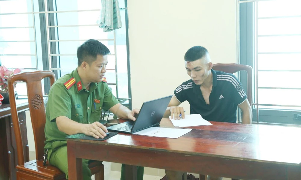 Khởi tố 2 kẻ trộm cắp xe máy, ném ‘bom’ xăng vào công an