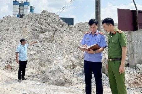 Khởi tố giám đốc công ty đổ hơn 650 tấn chất thải nguy hại ra môi trường
