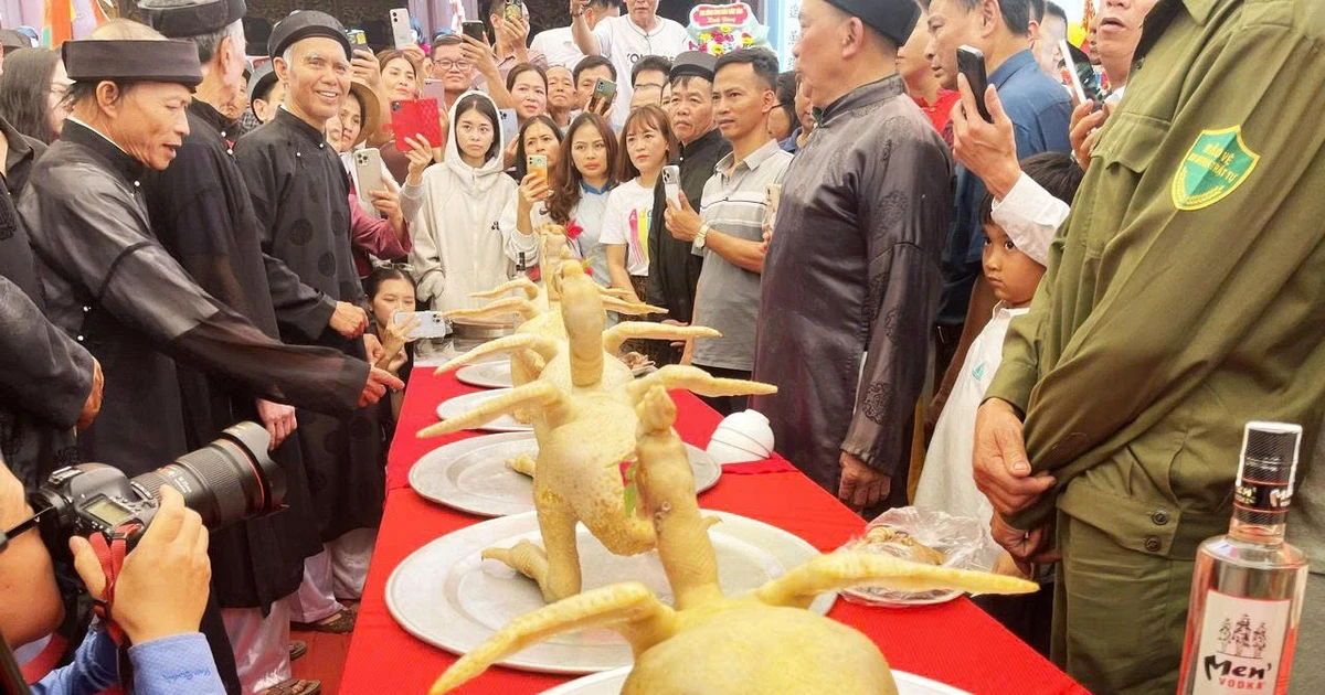 Tục lệ độc lạ ở Bắc Ninh: Người 50 tuổi phải trình làng bằng mâm xôi khủng và gà