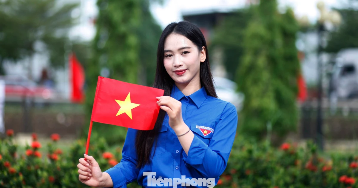 Gen Z Bắc Ninh ‘phủ xanh’ mạng xã hội với trend check-in áo Đoàn