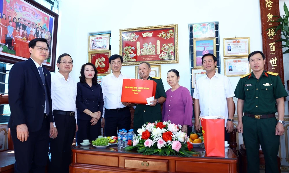 Trưởng Ban Tổ chức Trung ương Nguyễn Duy Ngọc tặng quà gia đình chính sách ở Bắc Ninh