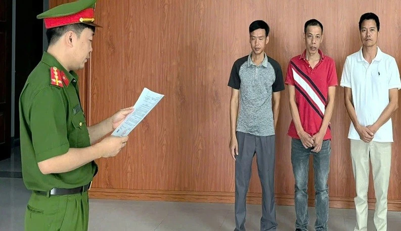 Khởi tố giám đốc doanh nghiệp trong vụ đổ trộm gần 700 tấn chất thải