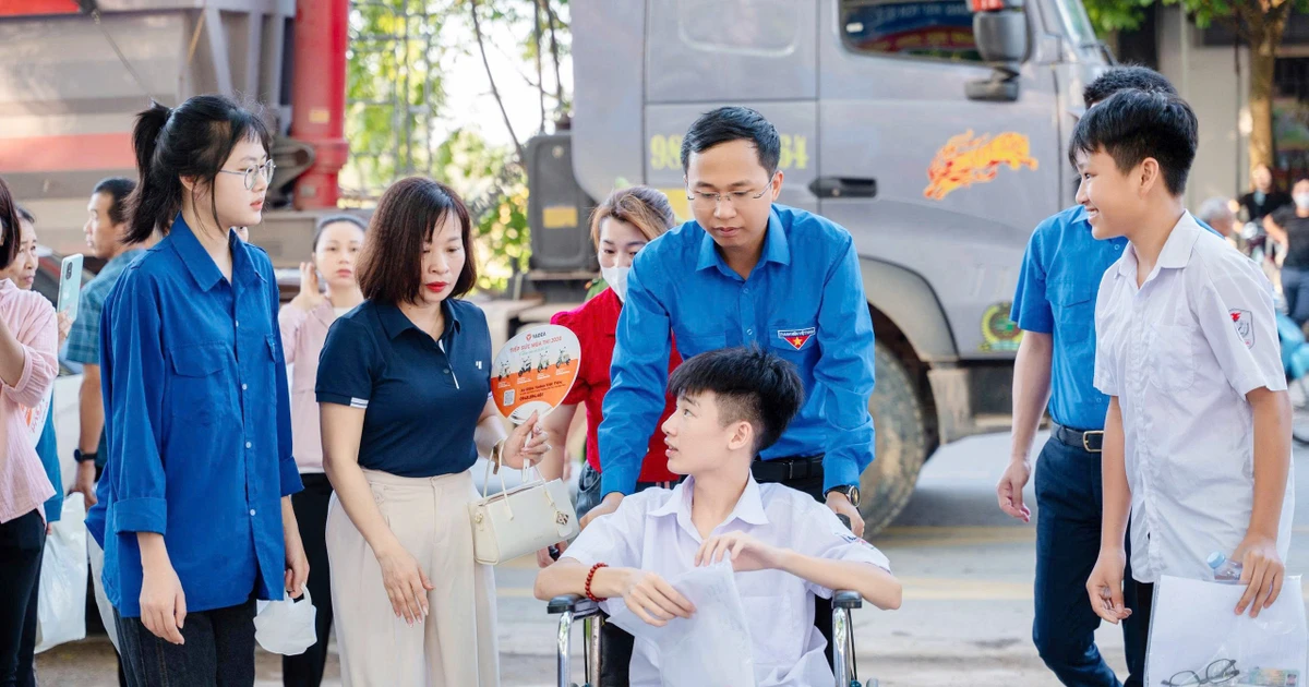 Xúc động hình ảnh 'áo xanh' dìu thí sinh ngồi xe lăn vào phòng thi