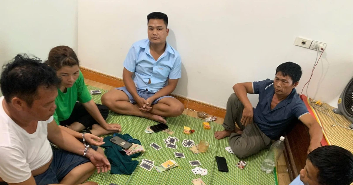 Tạm giữ 5 đối tượng lợi dụng mưa bão tổ chức đánh bạc
