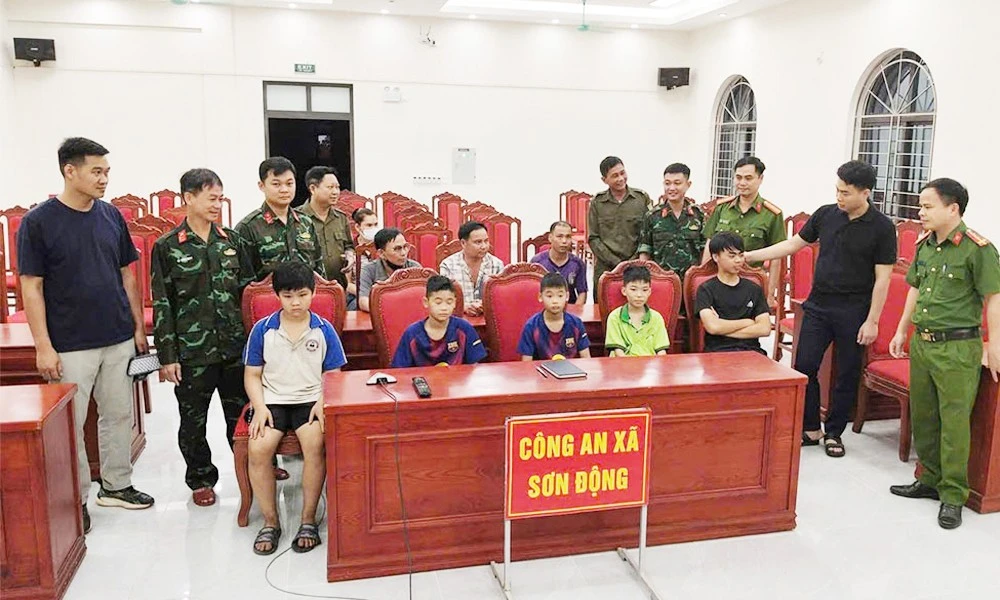 Nghẹt thở tìm 5 trẻ lạc giữa rừng trong đêm