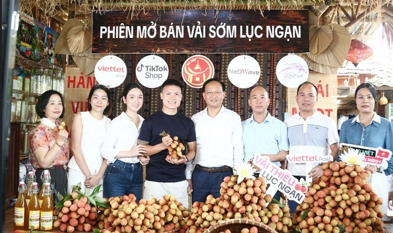 Phó Chủ tịch Bắc Ninh cùng cầu thủ Quang Hải livestream bán hơn 30 tấn vải