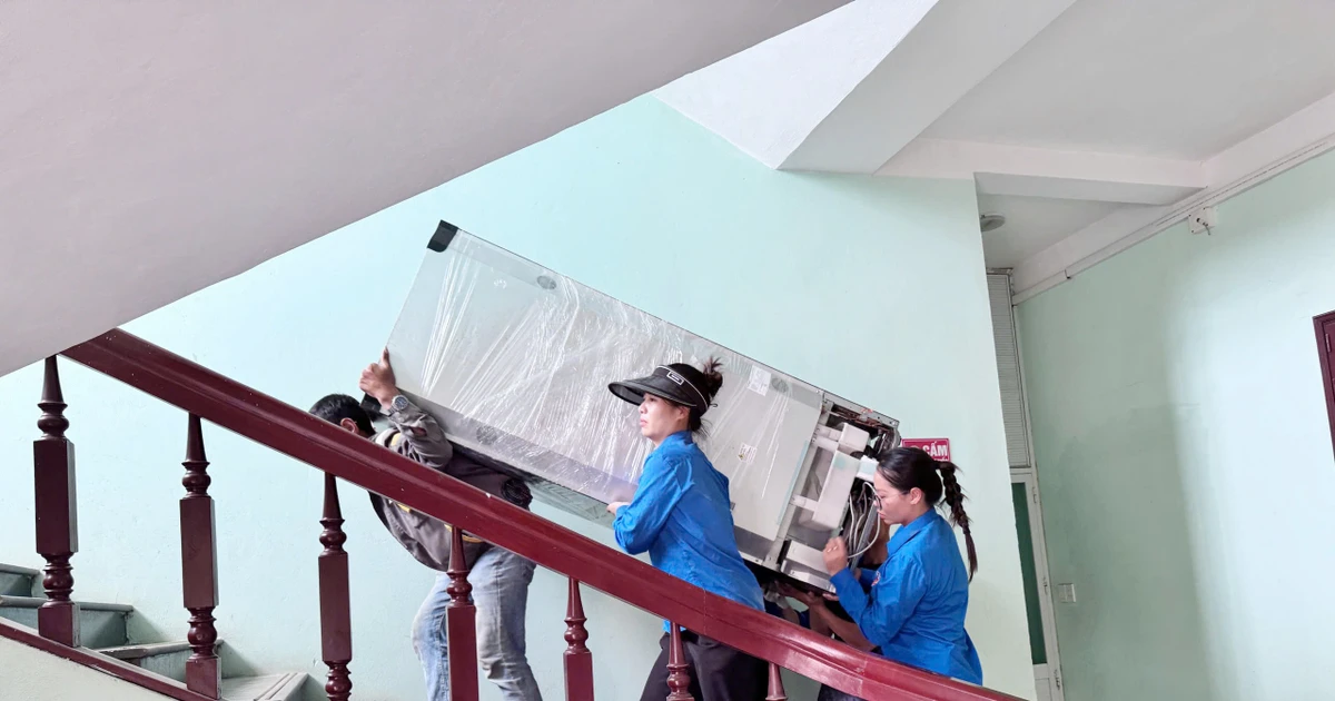 Đoàn viên, thanh niên 'đội nắng' hỗ trợ người dân di dời tài sản 'nhường chỗ' cho sân bay Gia Bình