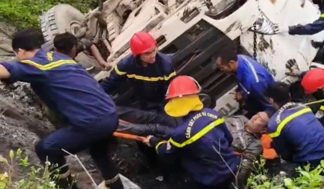 Giải cứu tài xế mắc kẹt trong xe trộn bê tông lật xuống ao