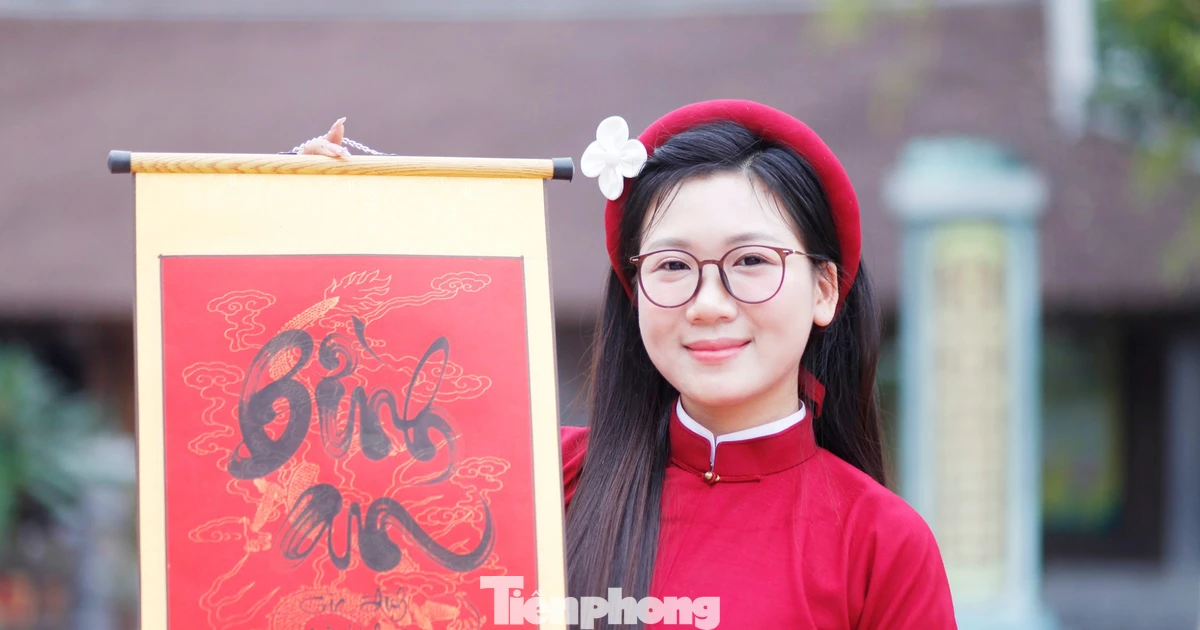 Cô đồ trẻ giữa dòng người trẩy hội ở ngôi chùa cổ