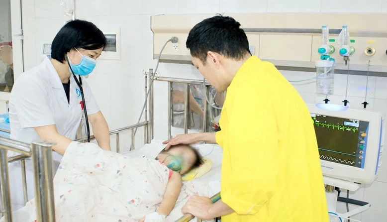 Chui qua cổng sắt đi chơi, bé gái 3 tuổi suýt mất mạng