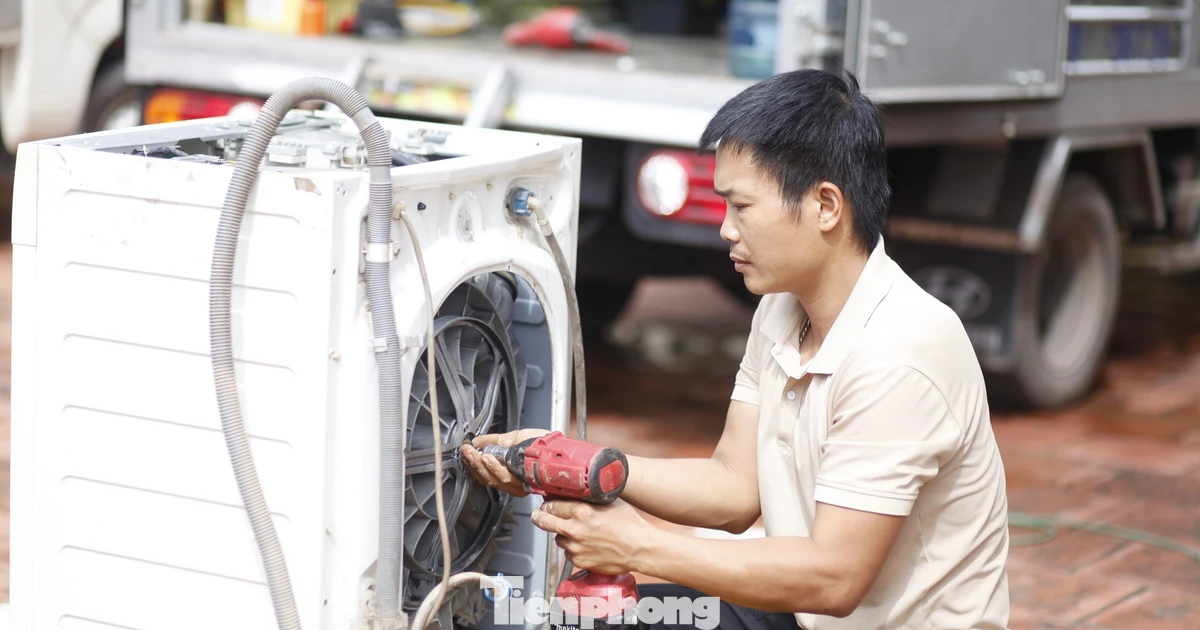 Ấm lòng những bàn tay sửa chữa miễn phí đồ gia dụng sau lũ ở Bắc Ninh