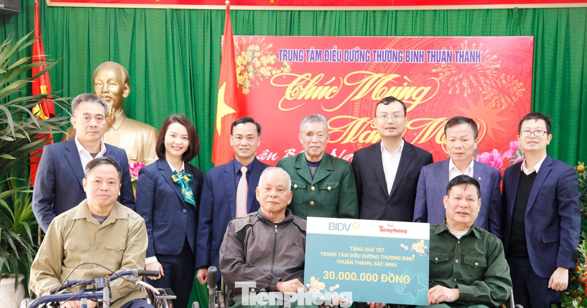 Báo Tiền Phong trao quà tặng thương bệnh binh đang điều dưỡng ở Bắc Ninh