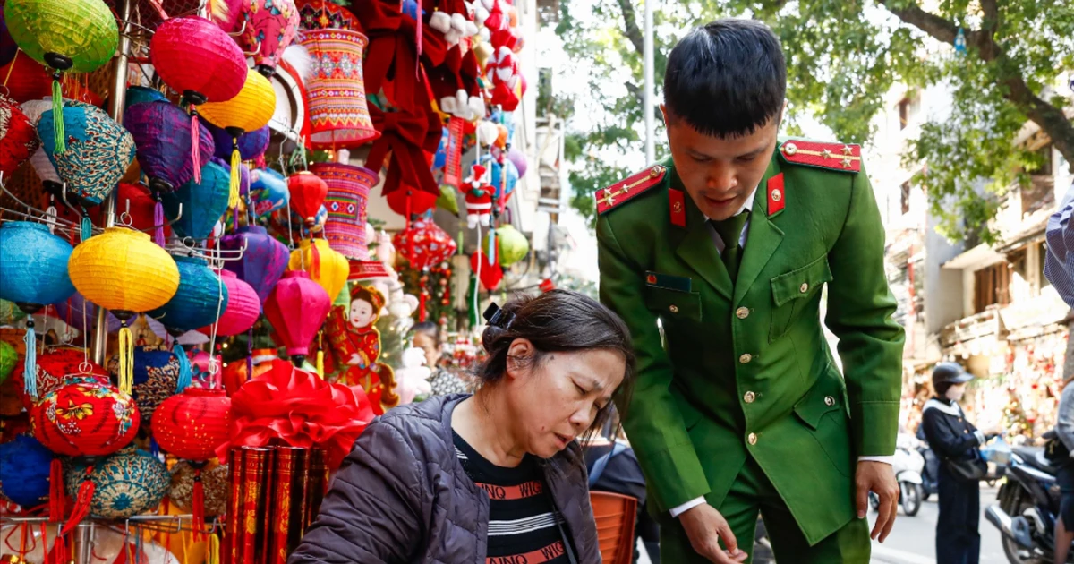 Công an Hà Nội ra quân dẹp vỉa hè, yêu cầu người dân ký cam kết trật tự đô thị