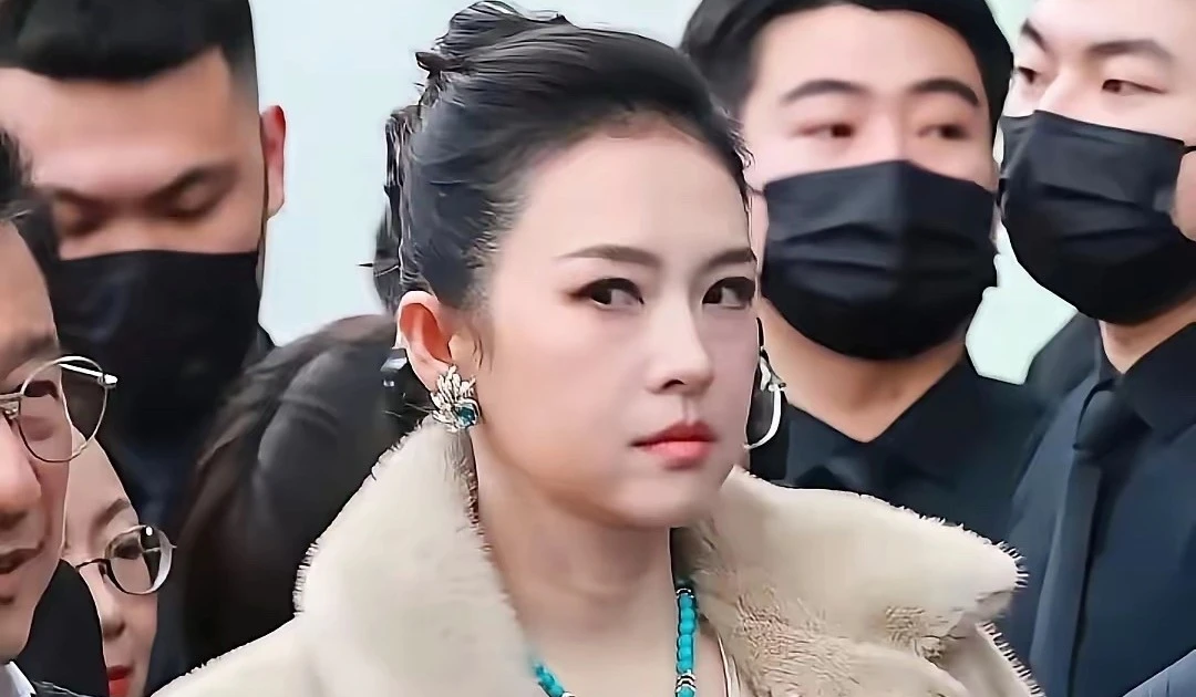 Quy tắc ngầm từ vụ Chương Tử Di lườm nguýt đàn em