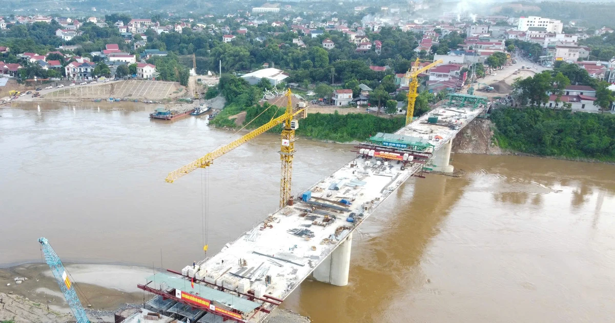 Hợp long cầu Phong Châu sau gần 300 ngày thi công