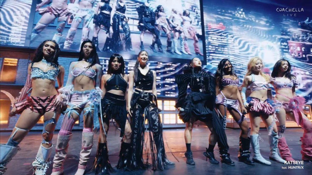 Coachella 2026: Sabrina Carpenter "rất là cô ấy rồi", KATSEYE hát siêu hit "Golden"