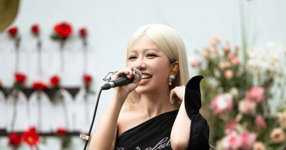 Phùng Khánh Linh gây sốt khi hát chay tại sự kiện, khởi động tour diễn toàn quốc