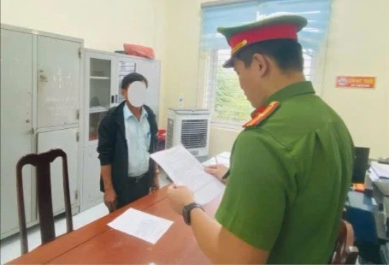 Người đàn ông ném gạch vào nhóm trẻ, khiến bé trai thương tích nặng ở vùng mặt