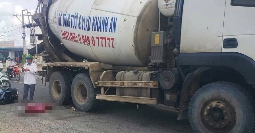 Xe máy va chạm xe trộn bê tông khiến người phụ nữ tử vong