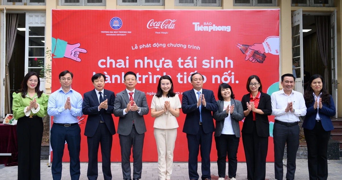 Sinh viên 6 trường đại học sẵn sàng 'hành trình tái sinh' chai nhựa