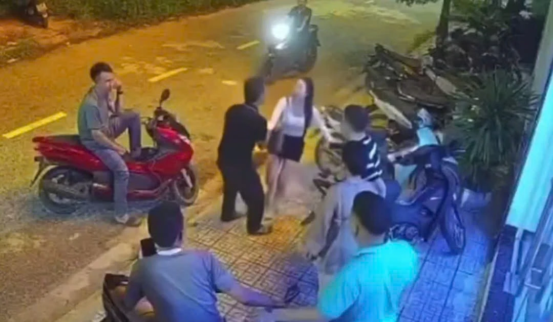 Công an vào cuộc vụ cô gái bị hành hung trước quán karaoke