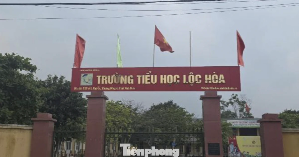 Phụ huynh tố nhà trường bớt tiền thưởng để in giấy khen, hiệu trưởng nói gì?