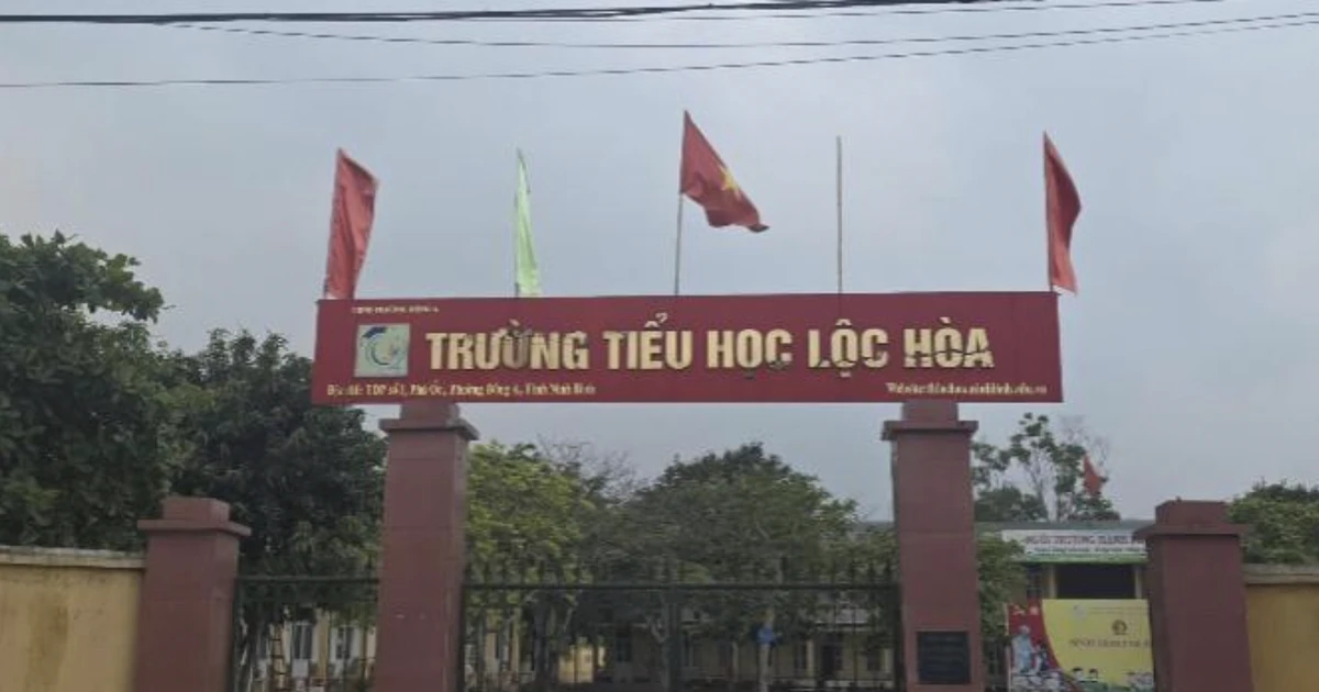 Công an xác minh thông tin trường học ‘cắt tiền thưởng để in giấy khen’
